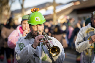 Ein Trompeter der Musikkapelle Grünenbach auf dem 2. Dämmersprung (Faschingsumzug)