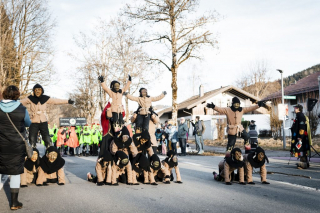 Kinder der Burg Hohenegg Grünenbach e.V. auf dem eigenen 2. Dämmersprung (Faschingsumzug)