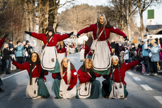 Doppel Pyramide der NZ-Butterweible Wiggensbach auf dem 2. Dämmersprung (Faschingsumzug)