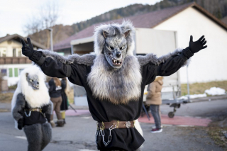 Gruß eines Schlätterwaldwolfes auf dem eigenen 2. Dämmersprung (Faschingsumzug)