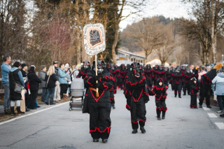 NZ Geisterpudel Hergatz auf dem eigenen 2. Dämmersprung (Faschingsumzug)