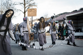 NZ Weilermer Schatzhüterinnen e.V. auf dem eigenen 2. Dämmersprung (Faschingsumzug)