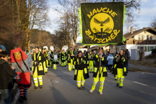 Hauchebätscher Guggenmusik auf dem eigenen 2. Dämmersprung (Faschingsumzug)