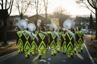 Hauchebätscher Guggenmusik auf dem eigenen 2. Dämmersprung (Faschingsumzug)
