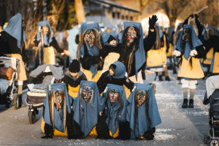 NZ Burghexen Alttrauchburg e.V. auf dem eigenen 2. Dämmersprung (Faschingsumzug)