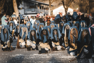 NZ Burghexen Alttrauchburg e.V. auf dem eigenen 2. Dämmersprung (Faschingsumzug)