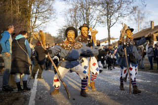 Schillamongos Kirchdorf auf dem eigenen 2. Dämmersprung (Faschingsumzug)