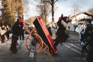 Weissensberger Narrenverein e.V. auf dem eigenen 2. Dämmersprung (Faschingsumzug)